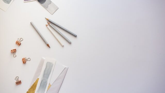 紙のしわを伸ばす方法|アイロン以外で安全にきれいに整えるコツをやさしく解説