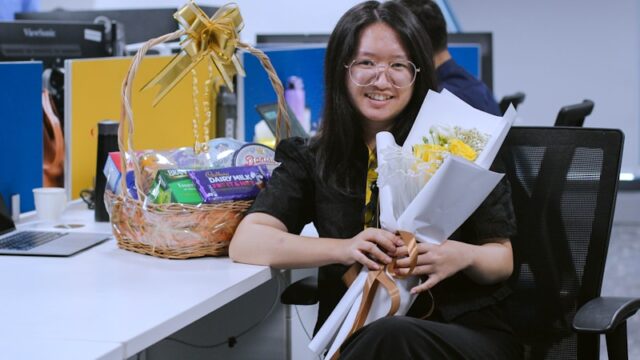 会社へのお土産でそのまま使える例文集|渡し方のマナーと言い添えメッセージをやさしく紹介