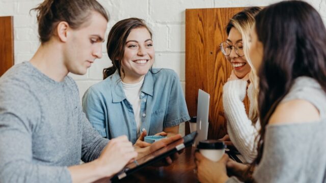 修学旅行のバスレクアイデア決定版|みんなで盛り上がる簡単ゲームと失敗しない進め方