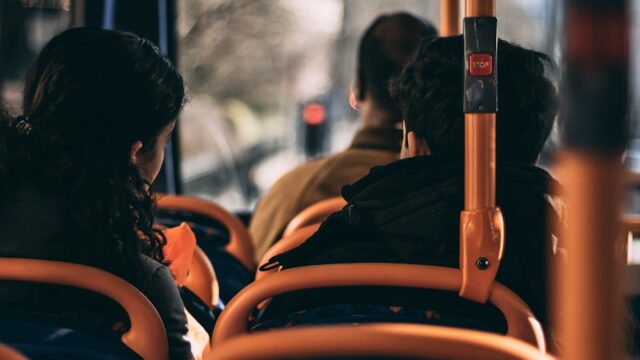 修学旅行のバスレクアイデア決定版|みんなで盛り上がる簡単ゲームと失敗しない進め方