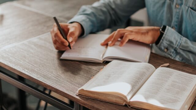 自由研究のタイトルのつけ方をやさしく解説|テーマ別の例文と印象アップのコツ
